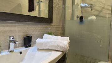 Dusche, Haartrockner, HandtĂŒcher