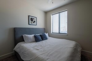 1 slaapkamer, een bureau, een strijkplank/strijkijzer, wifi