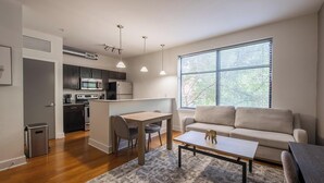 Ein modernes Apartment mit Küche, Essbereich und Wohnzimmer.
