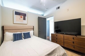 1 bedroom, desk, iron/ironing board, WiFi - Landing | Incredible 1BD, Gym, Courtyard (Richmond)