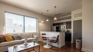 Un appartement moderne comprenant un salon, un coin repas et une cuisine.
