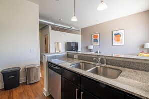 Réfrigérateur, tables à manger