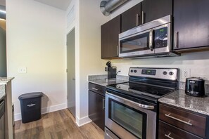 Fridge, dining tables - Landing | Stunning 1BD, Clubhouse, Rooftop Lounge (Richmond)