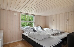 4 bedrooms, travel crib, free WiFi