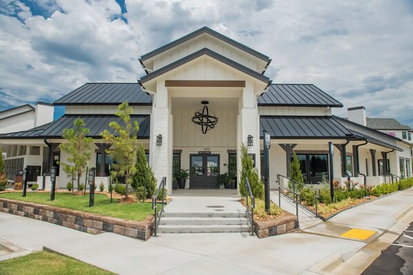 Exterior - Landing | Amazing 1BD, Game Room, Gym (Broken Arrow)