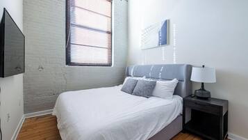 1 slaapkamer, een bureau, een strijkplank/strijkijzer, wifi