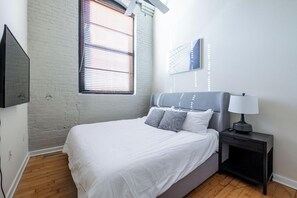 1 sovrum, skrivbord, strykjärn/strykbräda och wi-fi