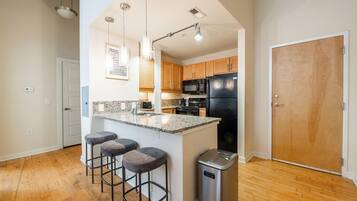 Réfrigérateur, tables à manger