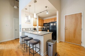 Kylskåp och matbord