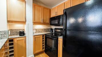 Réfrigérateur, tables à manger