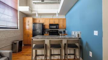 Réfrigérateur, tables à manger