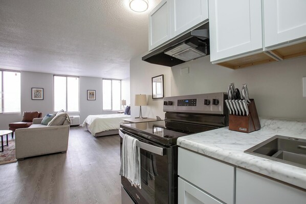 Réfrigérateur, table de salle à manger