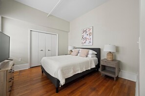 1 habitación, escritorio, tabla de planchar con plancha y wifi