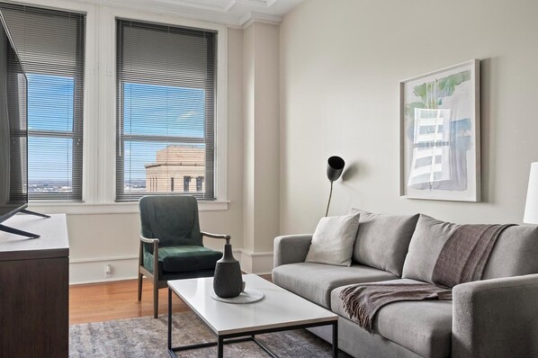 Smart TV - Landing at The Stahlman - 2 Bedrooms in Downtown (Nashville)