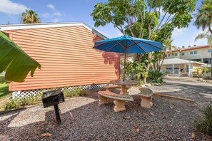 Outdoor dining - Barefoot Boho- Bungalow on Anna Maria Island (Bradenton Beach)