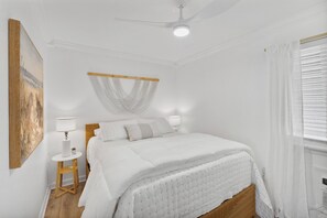 1 bedroom, iron/ironing board, WiFi, bed sheets - Barefoot Boho- Bungalow on Anna Maria Island (Bradenton Beach)