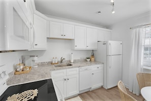 Microwave, oven, stovetop, dishwasher - Barefoot Boho- Bungalow on Anna Maria Island (Bradenton Beach)