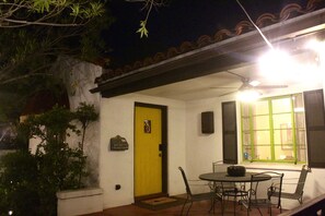 Outdoor dining - Sunny Tucson Casita – Patio, Fast WiFi, AC, Near UA & Downtown! (Tucson)