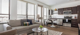 Landing | Modern 1BD, Rooftop Lounge, Pool