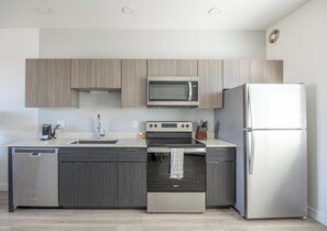 Jääkaappi, ruokailupöytä