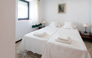 4 bedrooms, travel crib