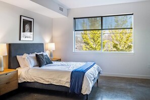 Desk, iron/ironing board, WiFi, bed sheets