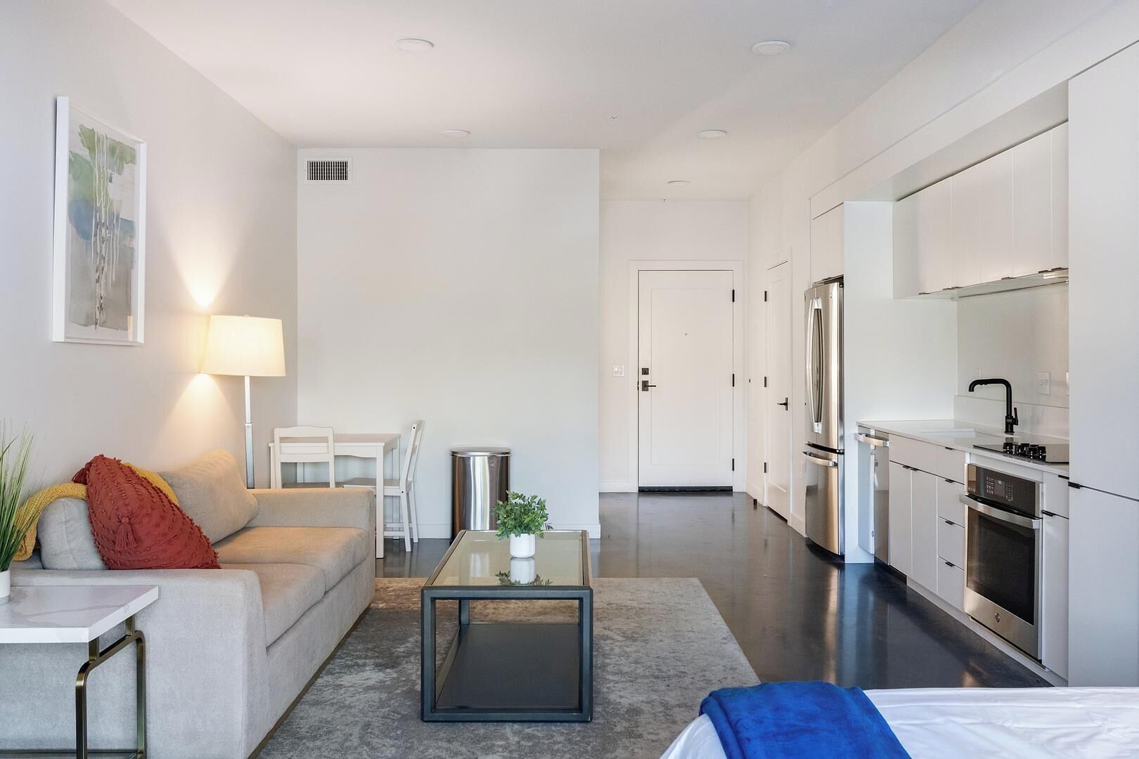 Ein modernes Apartment mit Wohnzimmer, Essbereich und Küche.