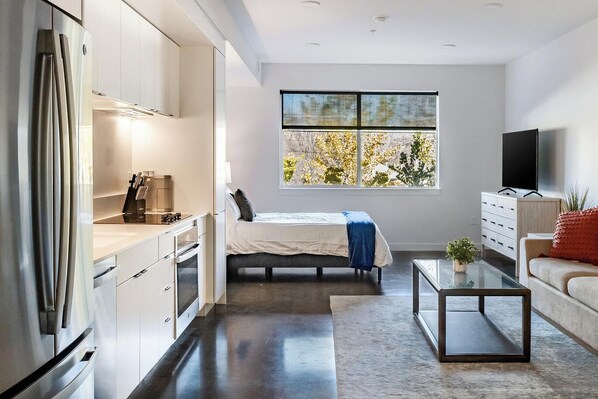 Desk, iron/ironing board, WiFi, bed sheets