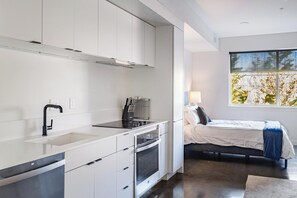 Kylskåp och matbord