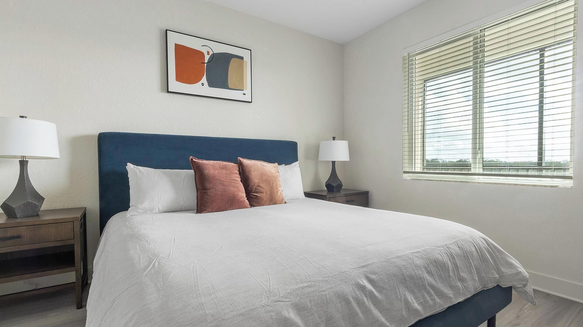 1 dormitori, escriptori, planxa i posts de planxar i wifi 