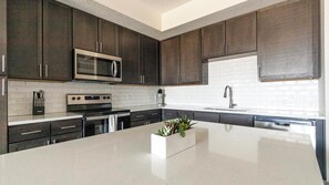 Réfrigérateur, tables à manger