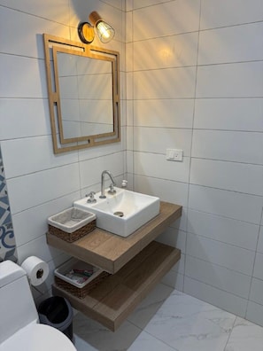 Douche, sèche-cheveux, serviettes fournies, savon