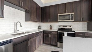 Kylskåp och matbord