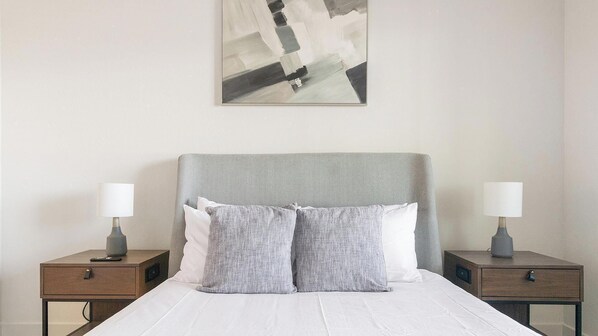 2 bedrooms, desk, iron/ironing board, WiFi