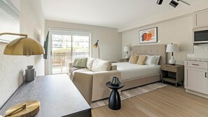 مكتب ومكواة/لوح كي وواي فاي وملاءات أسرّة