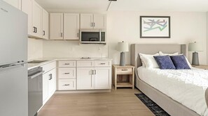 Desk, iron/ironing board, WiFi, bed sheets