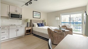 Desk, iron/ironing board, WiFi, bed sheets