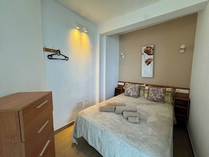 2 bedrooms, iron/ironing board, bed sheets
