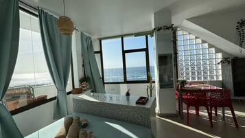 1 slaapkamer, een strijkplank/strijkijzer, reisbedje, beddengoed
