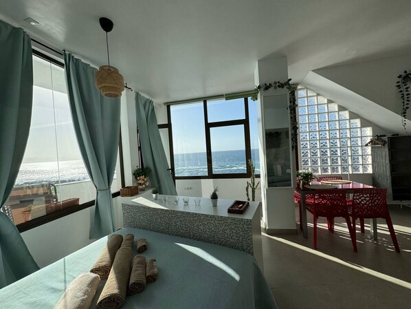 1 slaapkamer, een strijkplank/strijkijzer, reisbedje, beddengoed