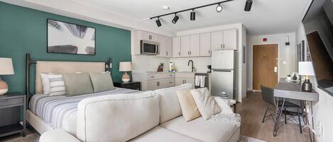 Skrivebord, strykejern/-brett, wi-fi og sengetøy