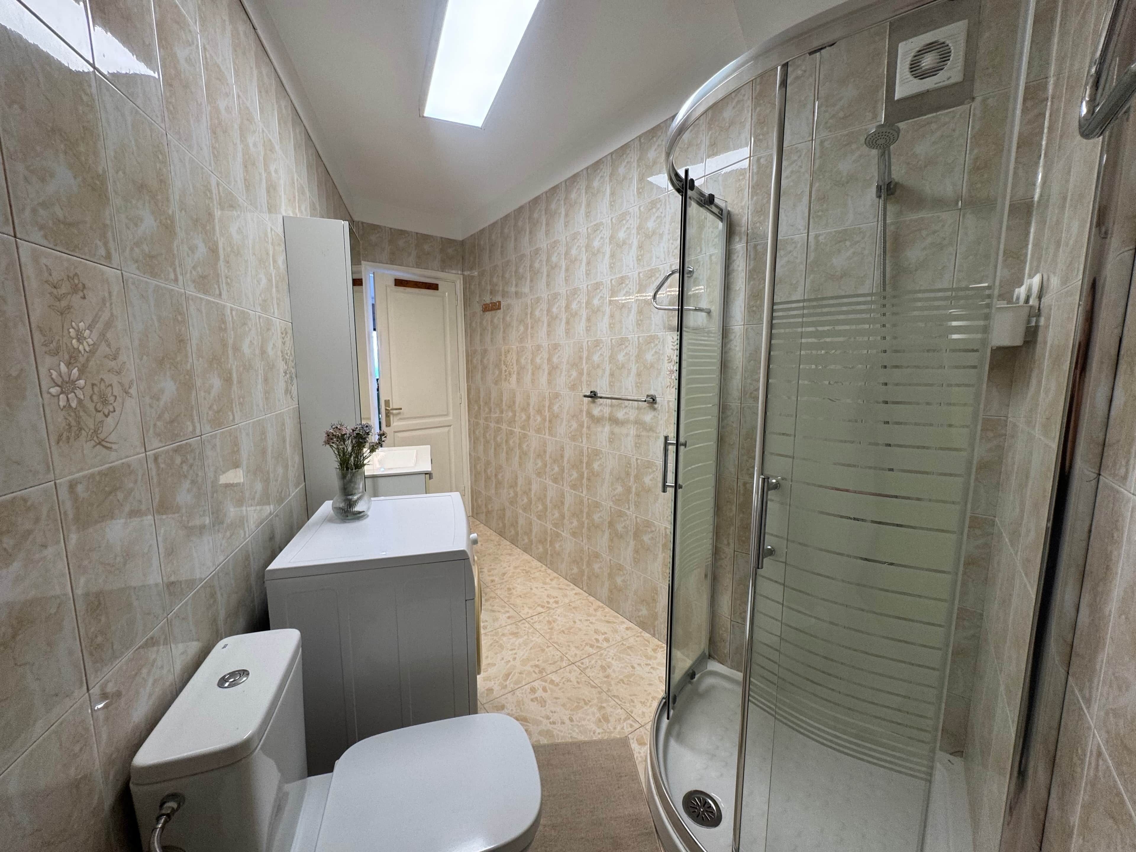 Ein Badezimmer mit Toilette, Waschbecken und Dusche.