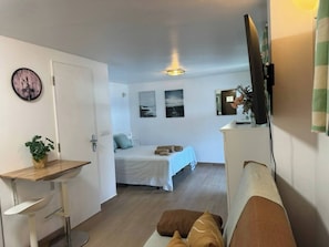 1 chambre, fer et planche à repasser, lit parapluie, draps fournis