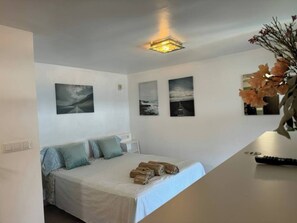 1 habitación, tabla de planchar con plancha y cuna de viaje 