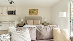 Desk, iron/ironing board, WiFi, bed sheets
