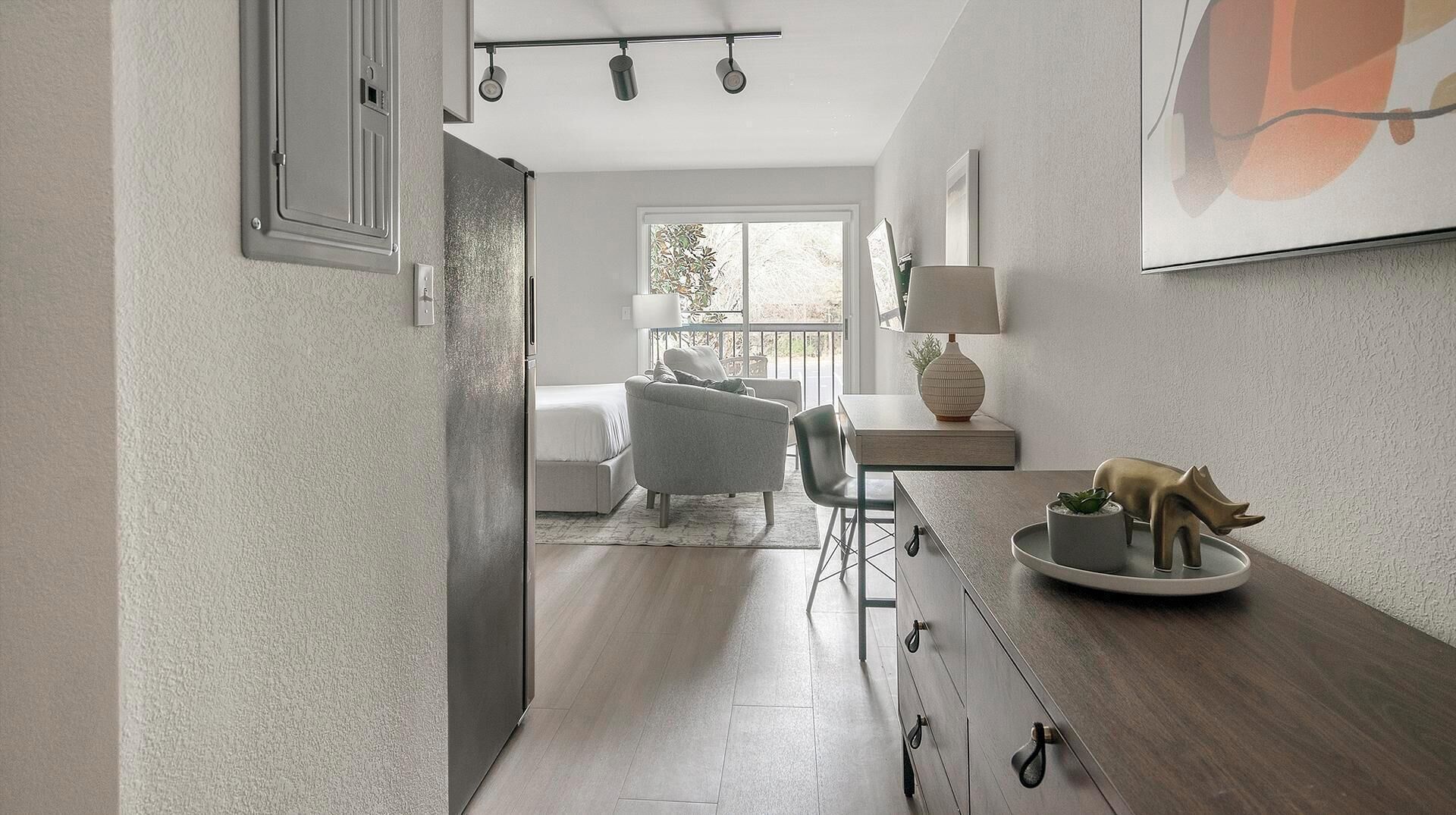 Desk, iron/ironing board, WiFi, bed sheets