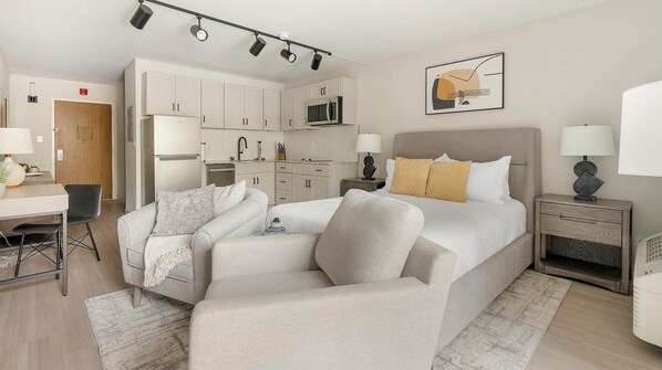 Escritorio, tabla de planchar con plancha, wifi y ropa de cama 