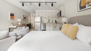 Escritorio, tabla de planchar con plancha, wifi y ropa de cama 