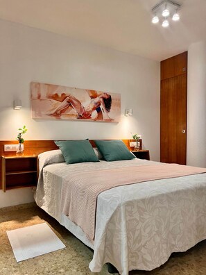 1 habitación, tabla de planchar con plancha, wifi y ropa de cama 