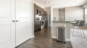 Kjøleskap og spisebord